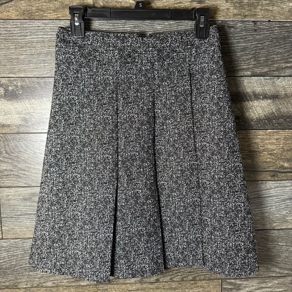 The Limited School Girl Tweed Skirt Size 2 Petite Pleated Textured Black White - Picture 1 of 9